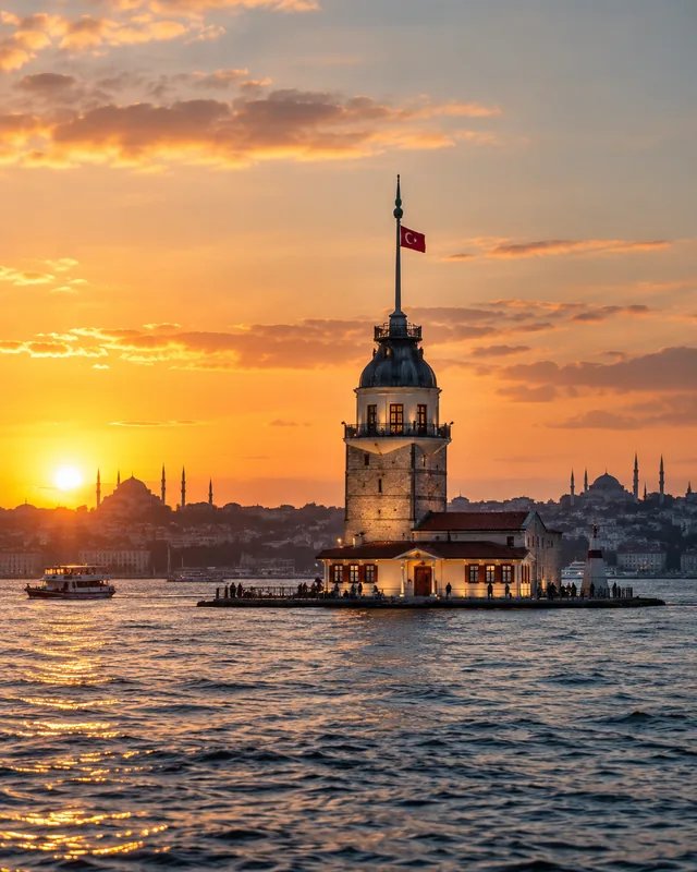Gün batımında deniz kıyısında görünen Kız Kulesi silueti