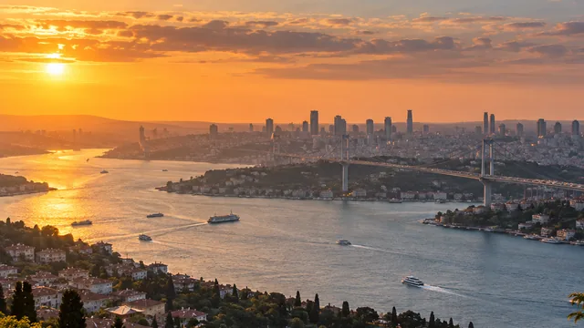 Boğaz manzarasını çağrıştıran mavi tonlarda bir rota görseli