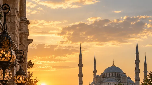 İstanbul’un tarihi dokusunu çağrıştıran sıcak tonlarda bir rota görseli